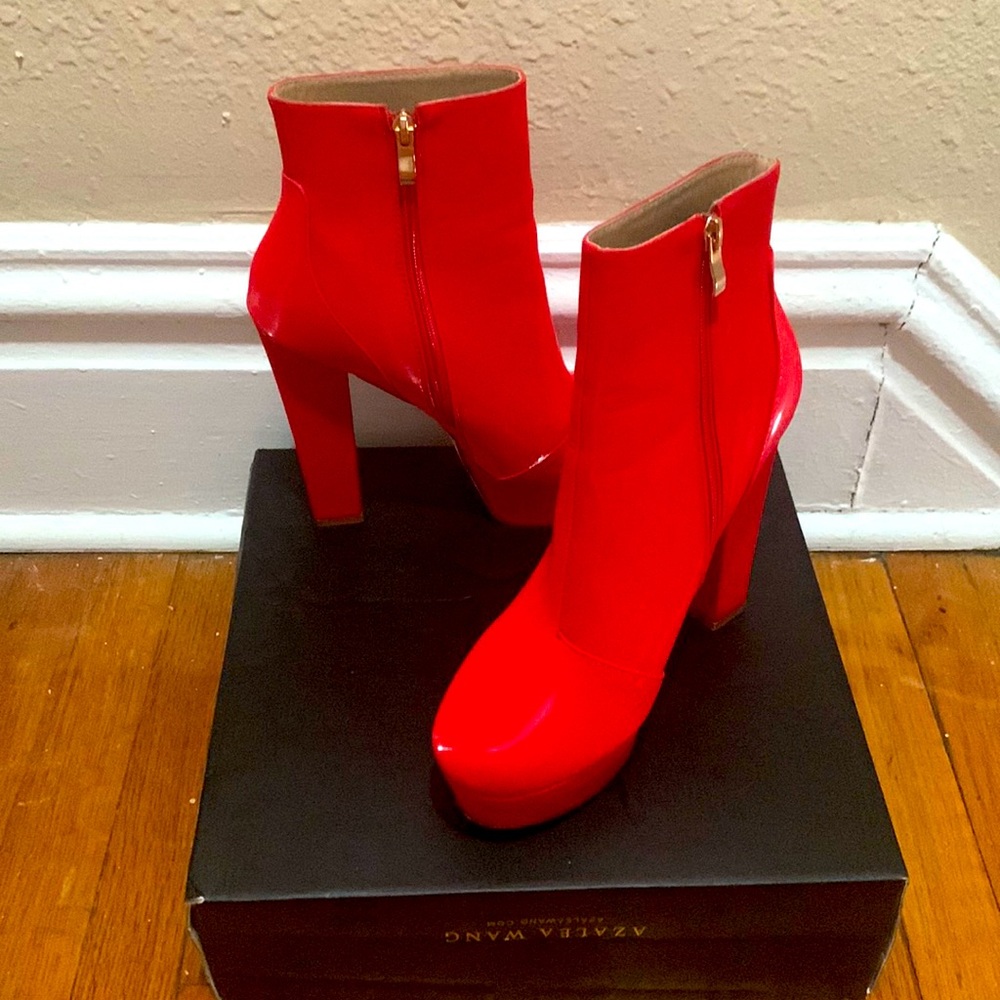 Akira Liquid look bootie in red